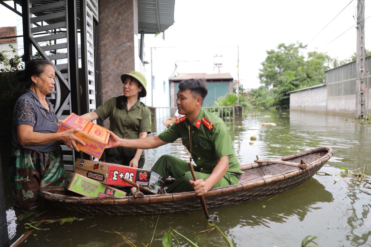 Công an 2 huyện Chương Mỹ và Quốc Oai hỗ trợ người dân vùng ngập lụt -0