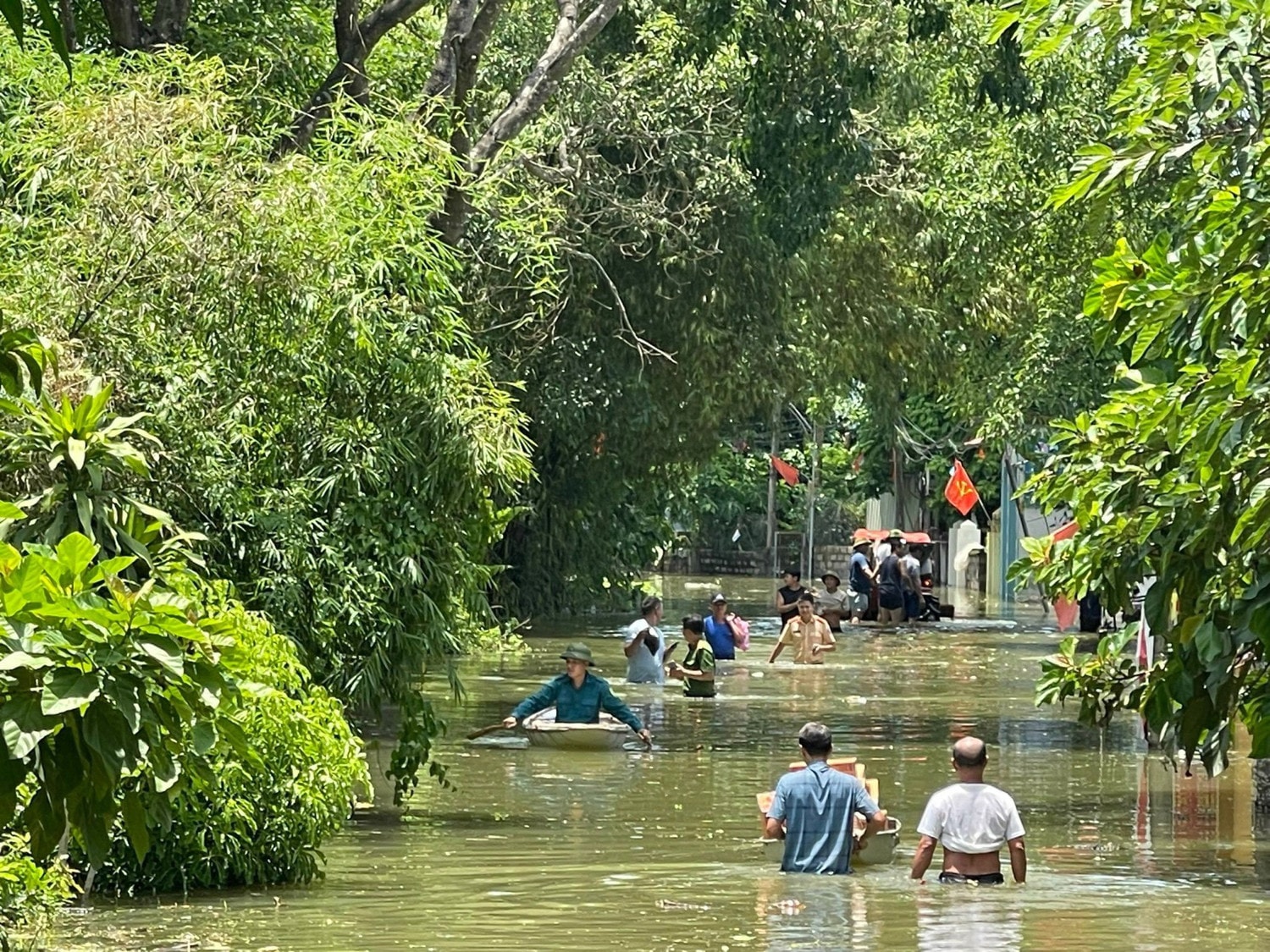 Nhiều hộ dân vẫn bị ngập sâu trong nước.