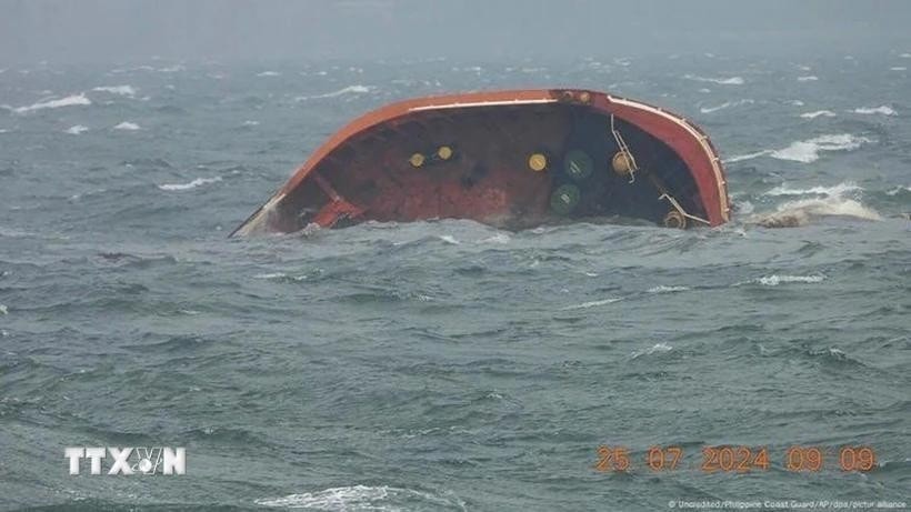 The capsized MT Terra Nova oil tanker off Manila Bay on July 25 (Photo: MSN/VNA) Philippines minimises environmental oil spill after two shipwrecks -0