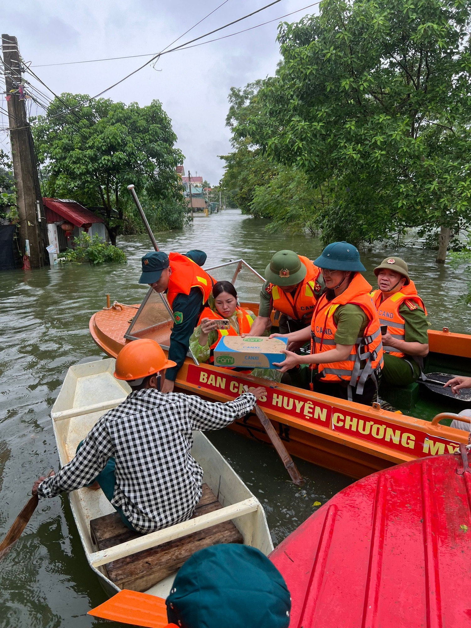 Lực lượng công an tiếp tế nhu yếu phẩm, mì tôm, sữa đến tay người dân.