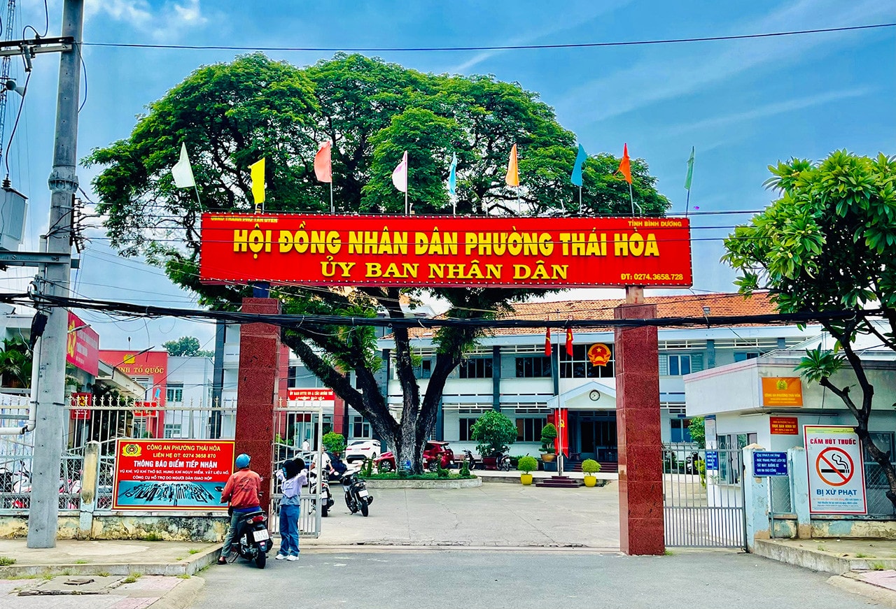 Bình Dương: Xây nhà xưởng làm sân cầu lông bị tố chặn lối lên xuống ruộng của người dân