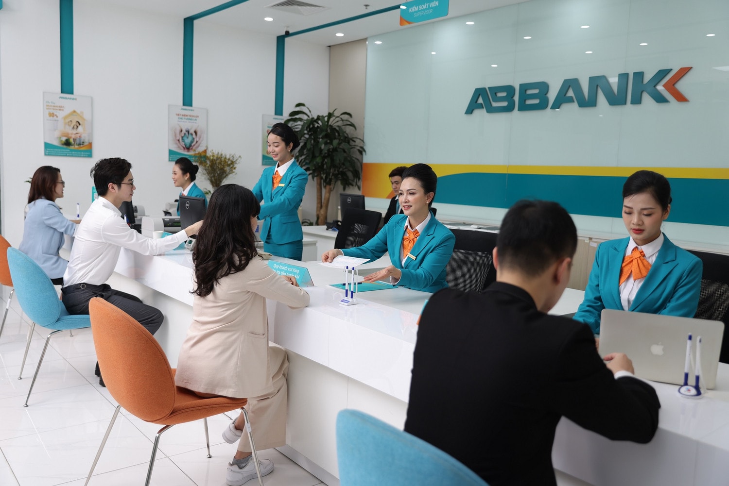 ABBANK chú trọng hỗ trợ khách hàng dựa trên sự am hiểu về nhu cầu và lĩnh vực ngành nghề cụ thể, đồng thời tập trung nâng cao trải nghiệm khách hàng ABBank hoàn thành kế hoạch 6 tháng đầu năm 2024, chú trọng nâng cao trải nghiệm khách hàng trên nền tảng số -0