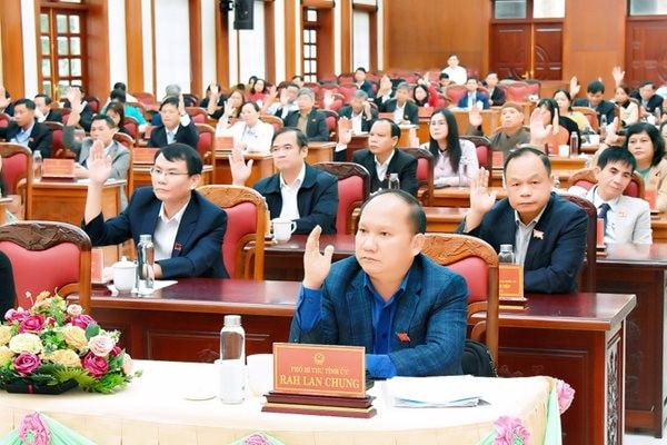 Các đại biểu biểu quyết thông qua Nghị quyết về tán thành chủ trương sắp xếp đơn vị hành chính cấp huyện, cấp xã của tỉnh Gia Lai. Ảnh: Đ.T