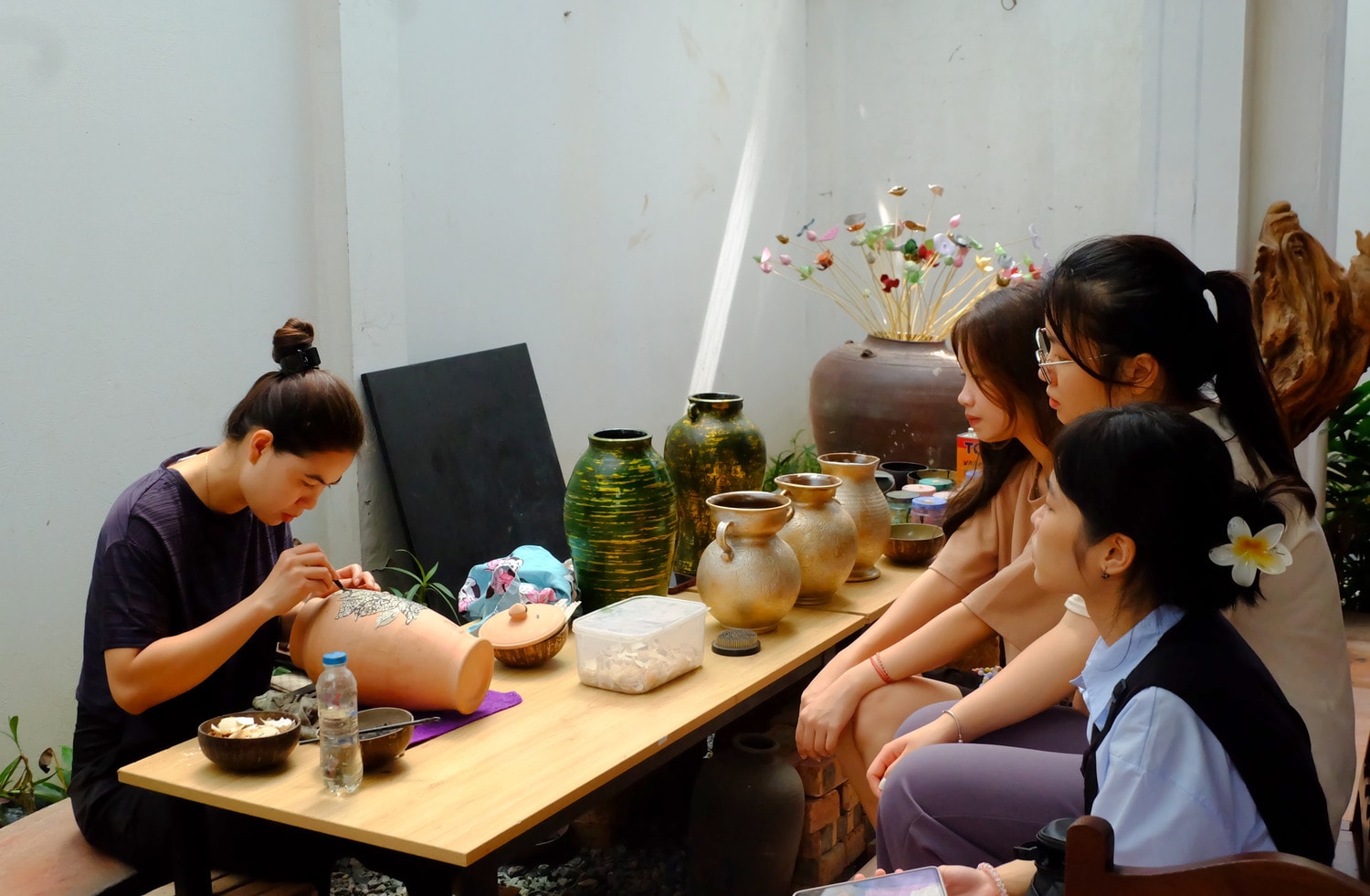 Giới thiệu các công đoạn làm sản phẩm sơn mài. Ảnh: Th. Nguyên