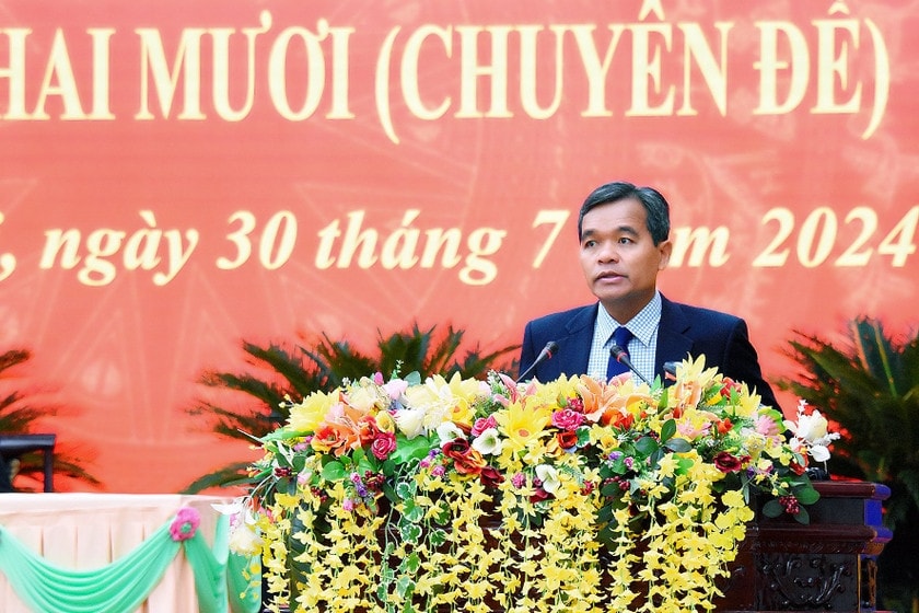 Ủy viên Trung ương Đảng, Bí thư Tỉnh ủy, Chủ tịch HĐND tỉnh Hồ Văn Niên phát biểu chỉ đạo tại kỳ họp - ẢNH Đ.T