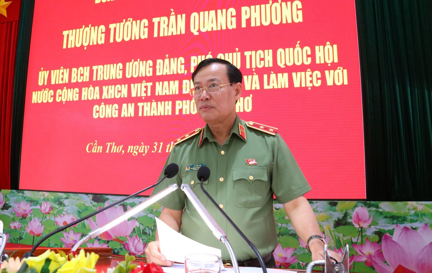 Chủ nhiệm Ủy ban Quốc phòng và An ninh, Trung tướng Lê Tấn Tới gợi mở các nội dung để các đại biểu thảo luận Phó Chủ tịch Quốc hội, Thượng tướng Trần Quang Phương làm việc với Công an TP. Cần Thơ