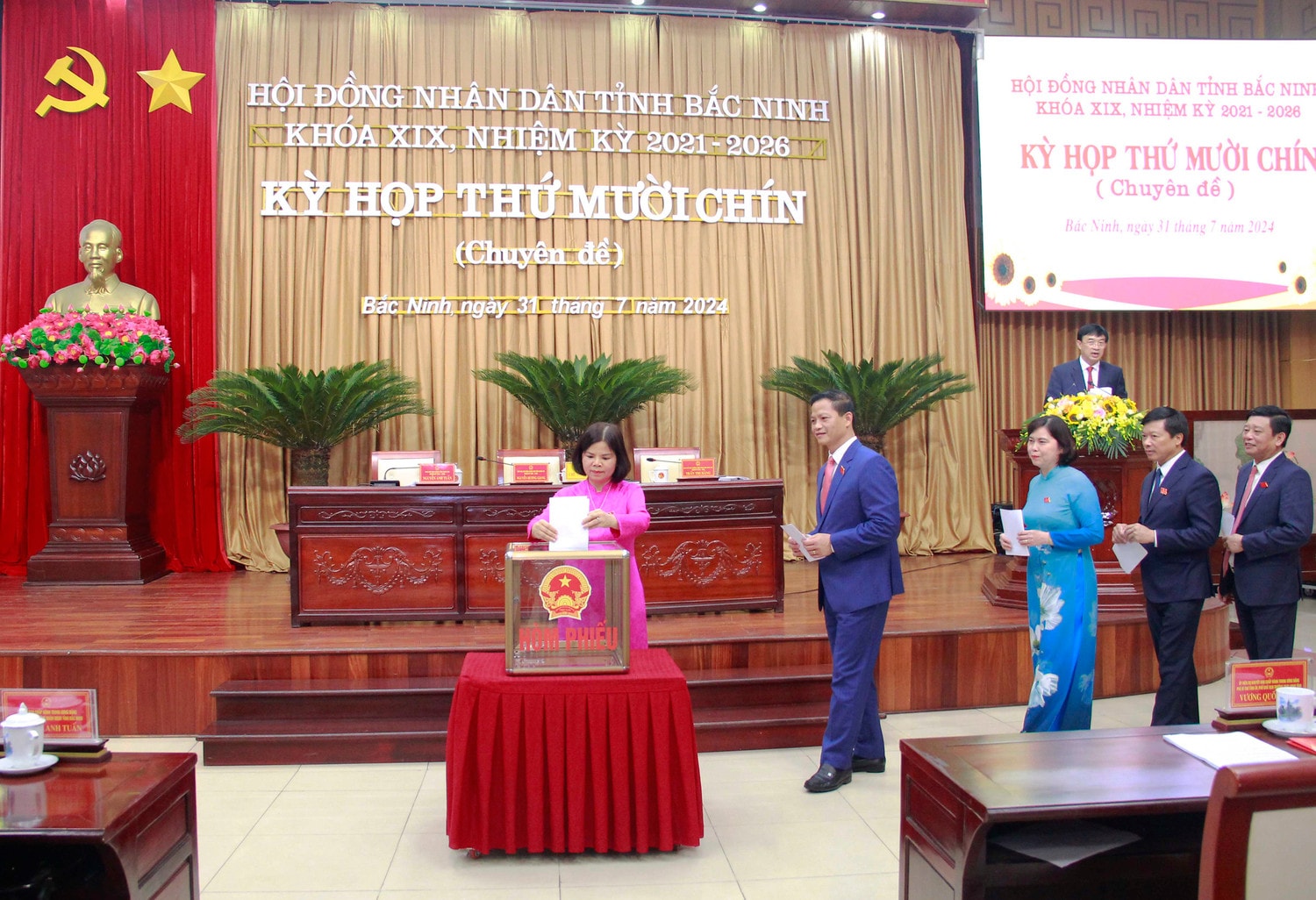 Các đại biểu bỏ phiếu bầu bổ sung chức danh Chủ tịch HĐND tỉnh, Chủ tịch UBND tỉnh và Phó Chủ tịch UBND tỉnh. Ảnh: Khánh Duy Bắc Ninh bầu bổ sung chức danh Chủ tịch HĐND và Chủ tịch UBND tỉnh nhiệm kỳ 2021-2026 -0