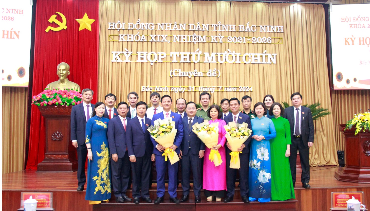 Bí thư Tỉnh ủy Nguyễn Anh Tuấn tặng hoa chúc mừng tân Chủ tịch HĐND, Chủ tịch UBND và Phó Chủ tịch UBND tỉnh. Ảnh: Khánh Duy Bắc Ninh bầu bổ sung chức danh Chủ tịch HĐND và Chủ tịch UBND tỉnh nhiệm kỳ 2021-2026 -0
