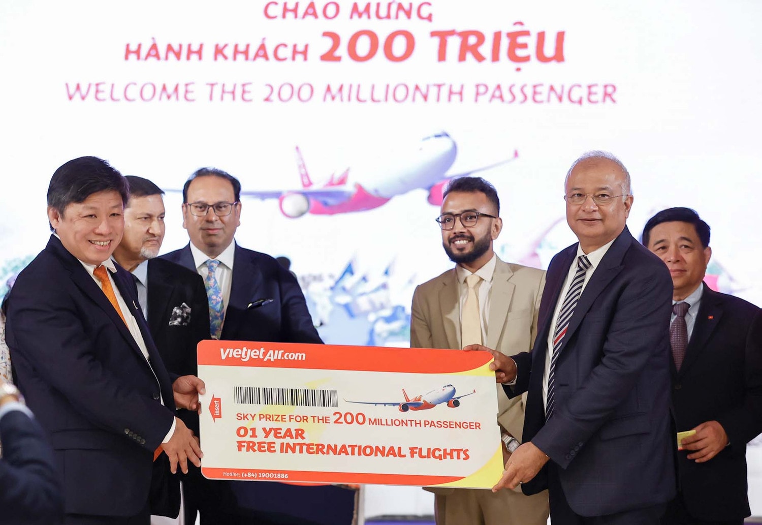 Vietjet chào đón hành khách thứ 200 triệu, công bố đường bay Ahmedabad (Ấn Độ) – Đà Nẵng, tặng 2 triệu vé giá siêu ưu đãi -0