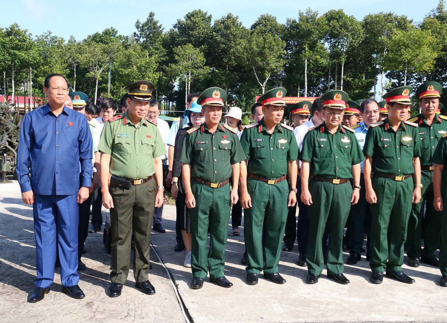 Phó Chủ tịch Quốc hội, Thượng tướng Trần Quang Phương và Đoàn công tác nghe Chỉ huy Lữ đoàn Pháo Phòng không 226 báo cáo công tác huấn luyện Phó Chủ tịch Quốc hội Trần Quang Phương thăm và tặng quà Lữ đoàn Pháo Phòng không 226