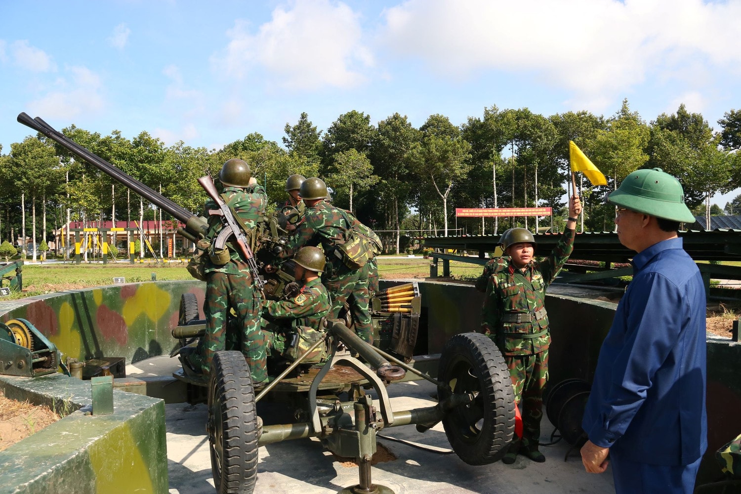 Phó Chủ tịch Quốc hội, Thượng tướng Trần Quang Phương khảo sát công tác diễn tập tác chiến của Lữ đoàn Pháo Phòng không 226 Phó Chủ tịch Quốc hội Trần Quang Phương thăm và tặng quà Lữ đoàn Pháo Phòng không 226