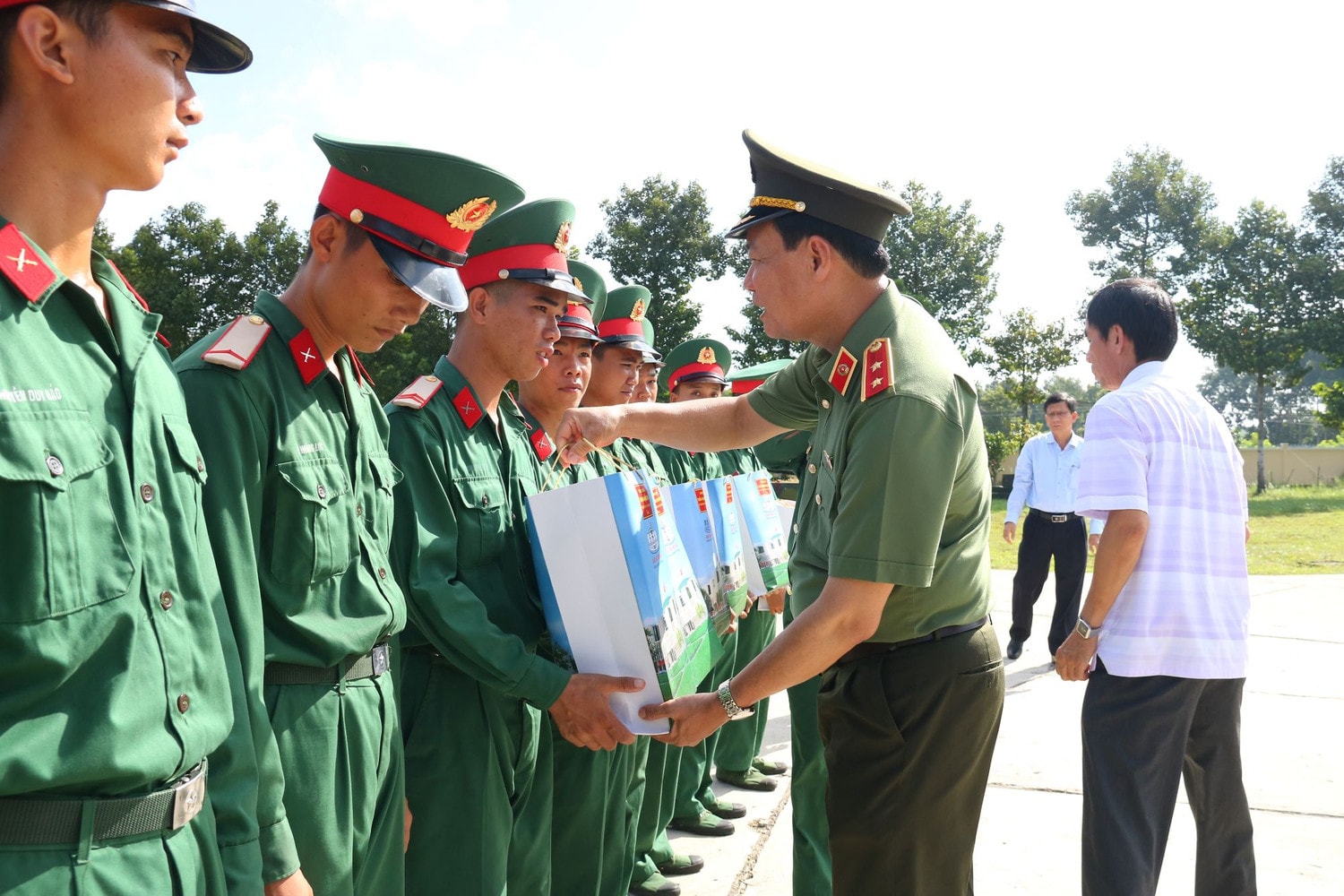 Chủ nhiệm Ủy ban Quốc phòng và An ninh, Trung tướng Lê Tấn Tới trao quà tặng chiến sĩ có hoàn cảnh khó khăn thuộc Lữ đoàn Pháo Phòng không 226 Phó Chủ tịch Quốc hội Trần Quang Phương thăm và tặng quà Lữ đoàn Pháo Phòng không 226