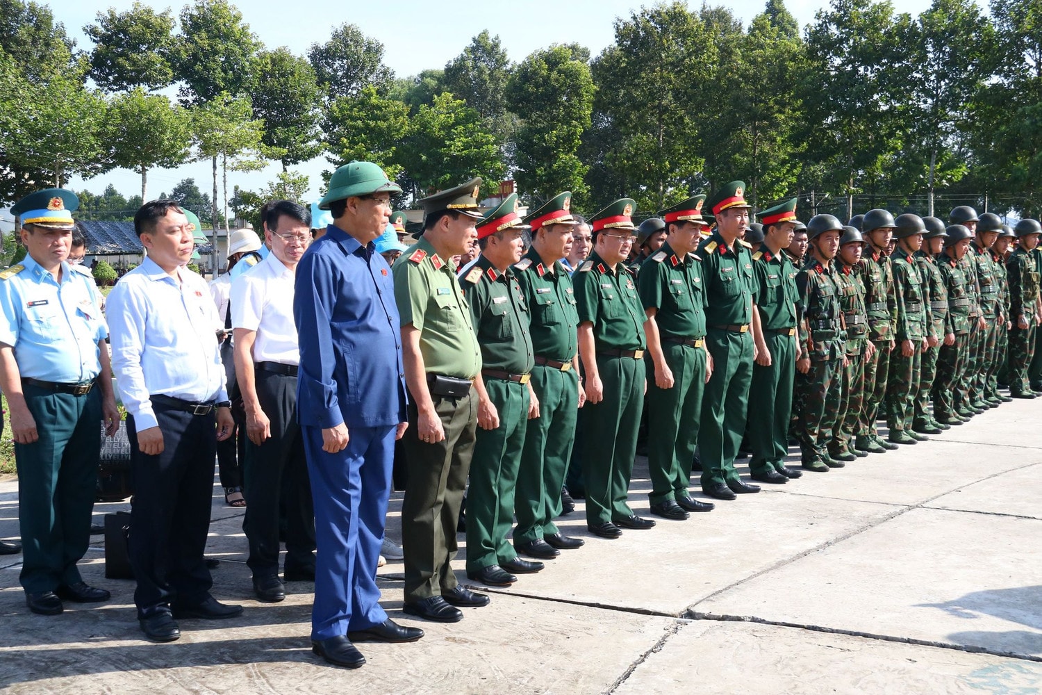 Phó Chủ tịch Quốc hội, Thượng tướng Trần Quang Phương cùng đoàn công tác Ủy ban Quốc phòng và An ninh khảo sát công tác diễn tập tác chiến của Lữ đoàn Pháo Phòng không 226 Phó Chủ tịch Quốc hội Trần Quang Phương thăm và tặng quà Lữ đoàn Pháo Phòng không 226