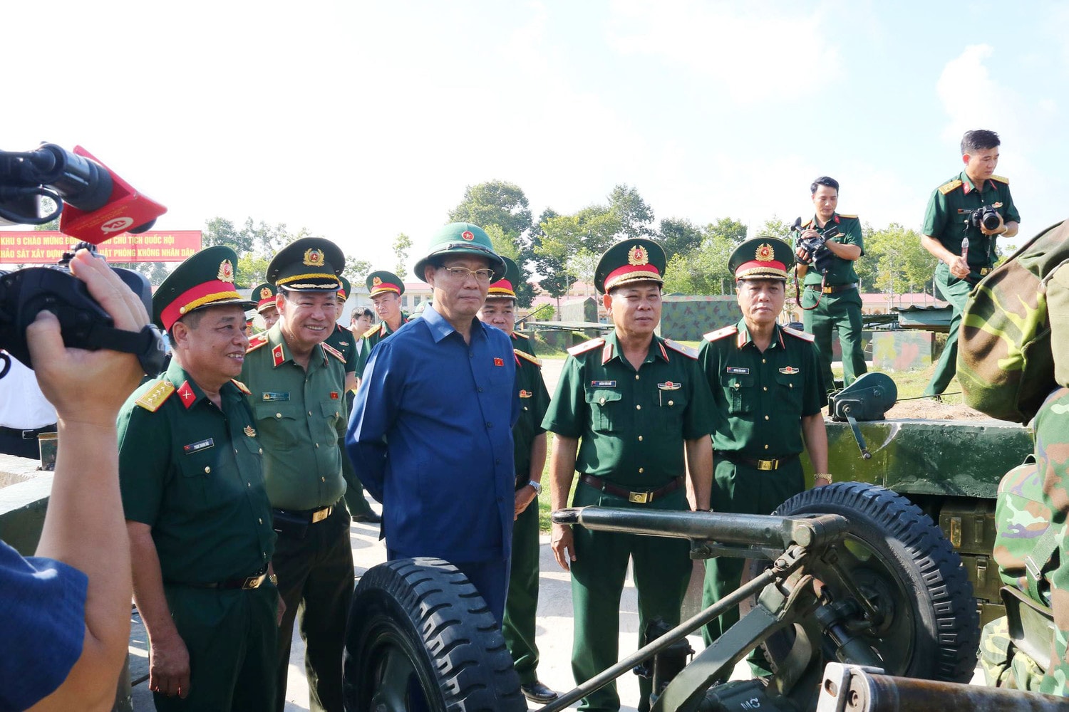 Phó Chủ tịch Quốc hội, Thượng tướng Trần Quang Phương cùng Lãnh đạo Tư lệnh Quân khu 9 kiểm tra thực tế tại Lữ đoàn Pháo Phòng không 226 Phó Chủ tịch Quốc hội Trần Quang Phương thăm và tặng quà Lữ đoàn Pháo Phòng không 226
