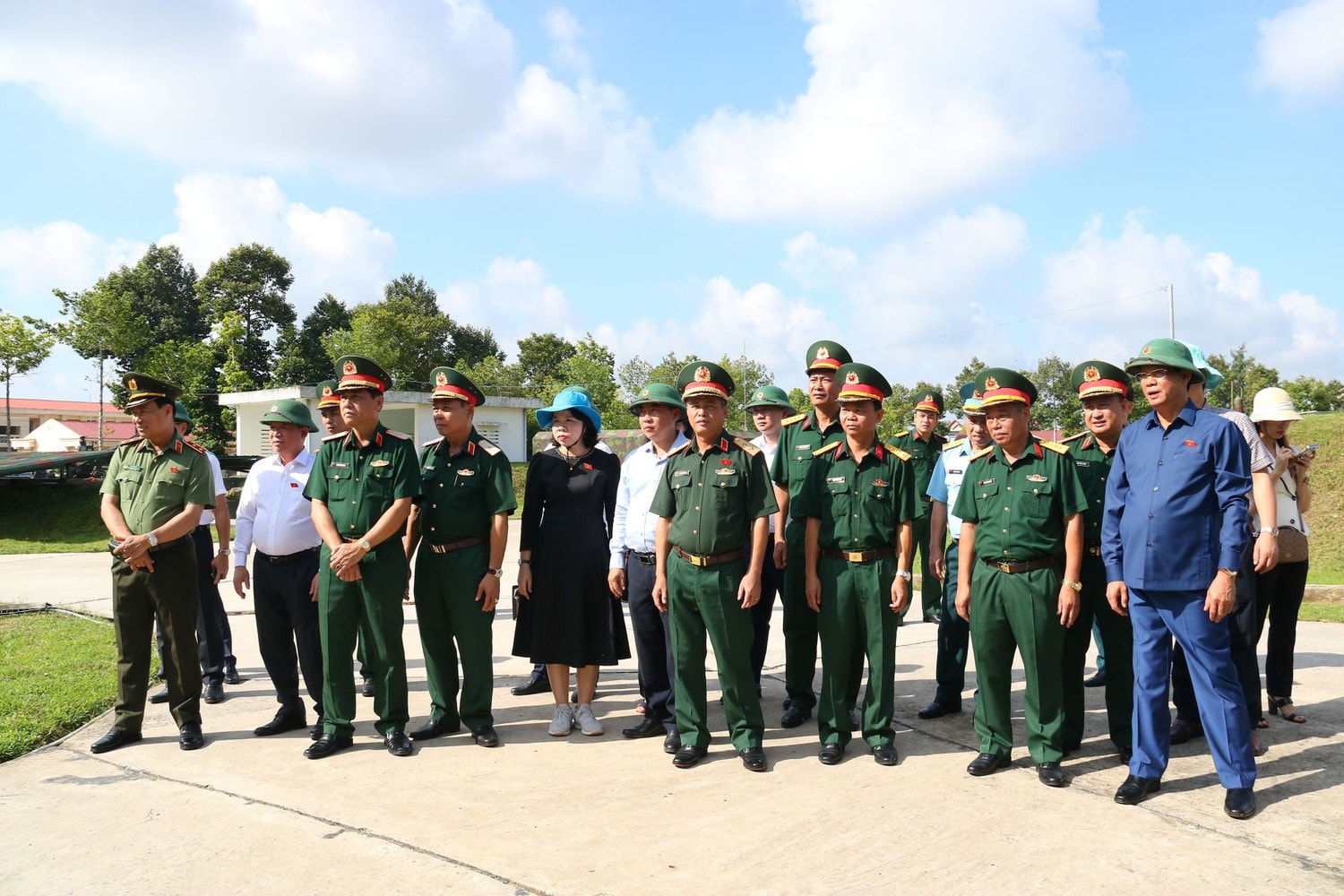 Phó Chủ tịch Quốc hội, Thượng tướng Trần Quang Phương cùng Đoàn công tác Ủy ban Quốc phòng và An ninh quan sát các cán bộ, chiến sĩ Lữ đoàn diễn tập tác chiến Phó Chủ tịch Quốc hội Trần Quang Phương thăm và tặng quà Lữ đoàn Pháo Phòng không 226