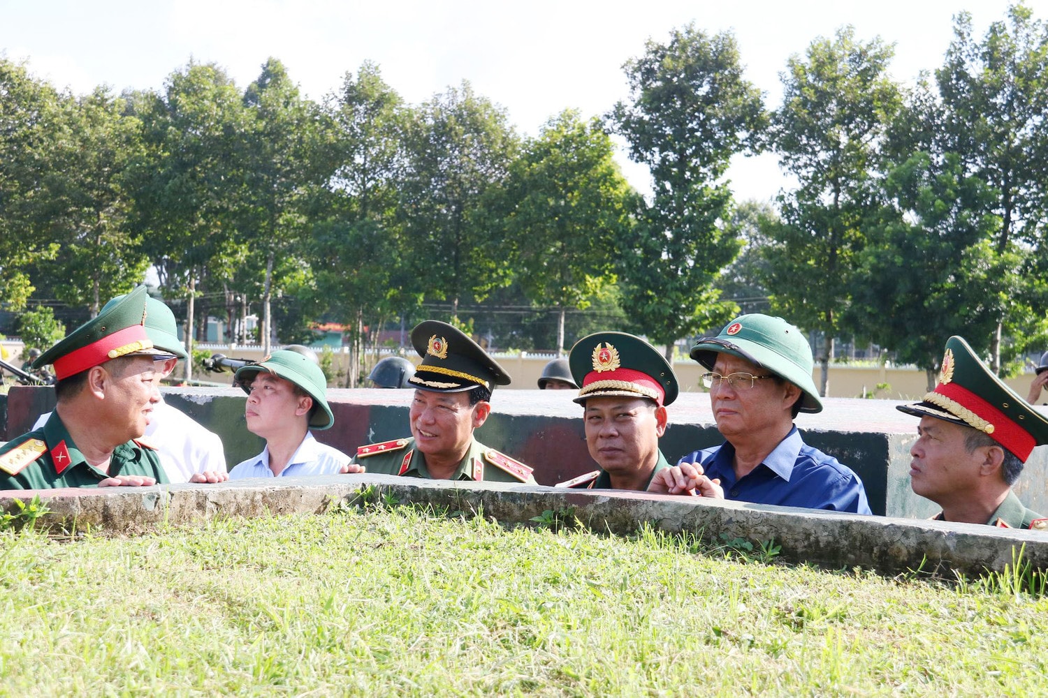 Phó Chủ tịch Quốc hội, Thượng tướng Trần Quang Phương và Bộ Tư lệnh Quân khu 9 quan sát cán bộ, chiến sĩ Lữ đoàn Pháo Phòng không 226 diễn tập tác chiến Phó Chủ tịch Quốc hội Trần Quang Phương thăm và tặng quà Lữ đoàn Pháo Phòng không 226