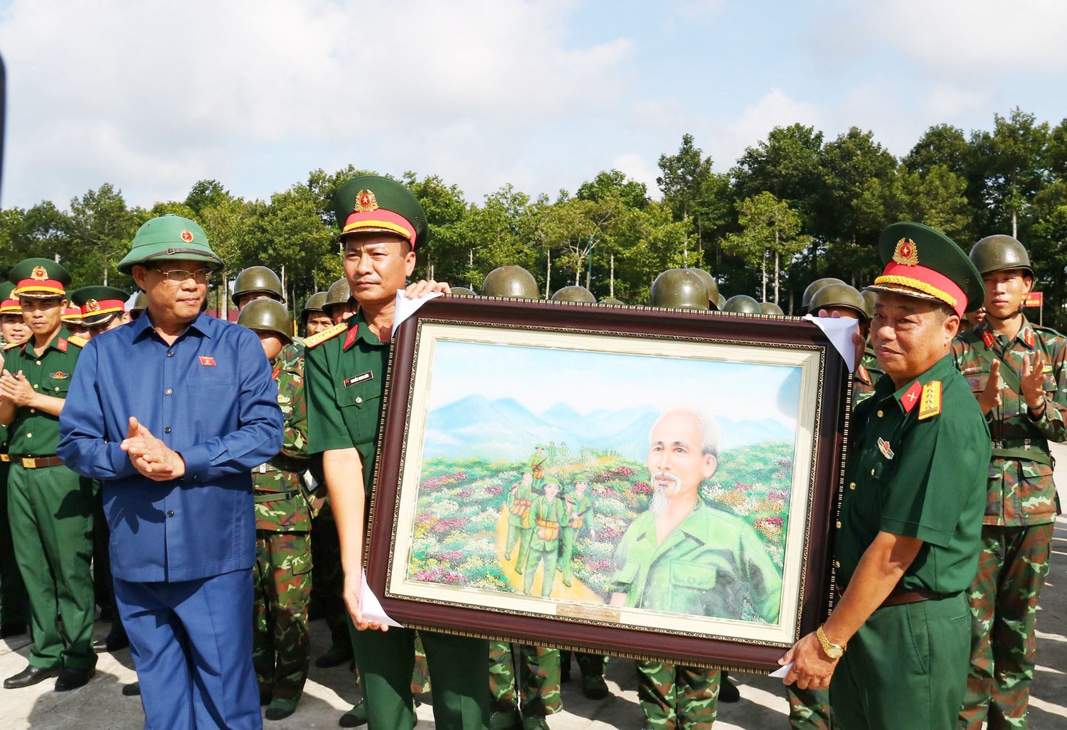 Phó Chủ tịch Quốc hội, Thượng tướng Trần Quang Phương trao tặng bức tranh Bác Hồ cho Lữ đoàn Pháo Phòng không 226 Phó Chủ tịch Quốc hội Trần Quang Phương thăm và tặng quà Lữ đoàn Pháo Phòng không 226
