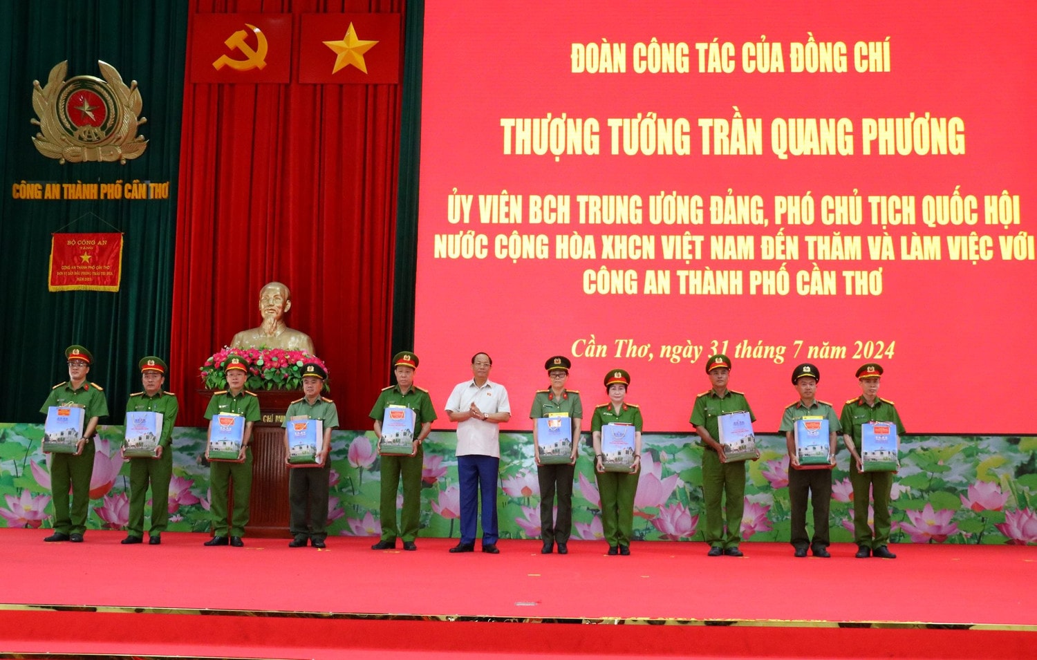 Phó Chủ tịch Quốc hội, Thượng tướng Trần Quang Phương trao 10 phần quà tặng cán bộ, chiến sĩ là thương binh, con liệt sĩ đang công tác tại Công an TP. Cần Thơ Phó Chủ tịch Quốc hội, Thượng tướng Trần Quang Phương làm việc với Công an TP. Cần Thơ