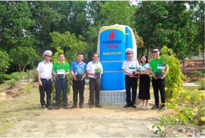 Xây dựng mảng xanh nơi Lữ đoàn - Gắn kết tình quân dân -0