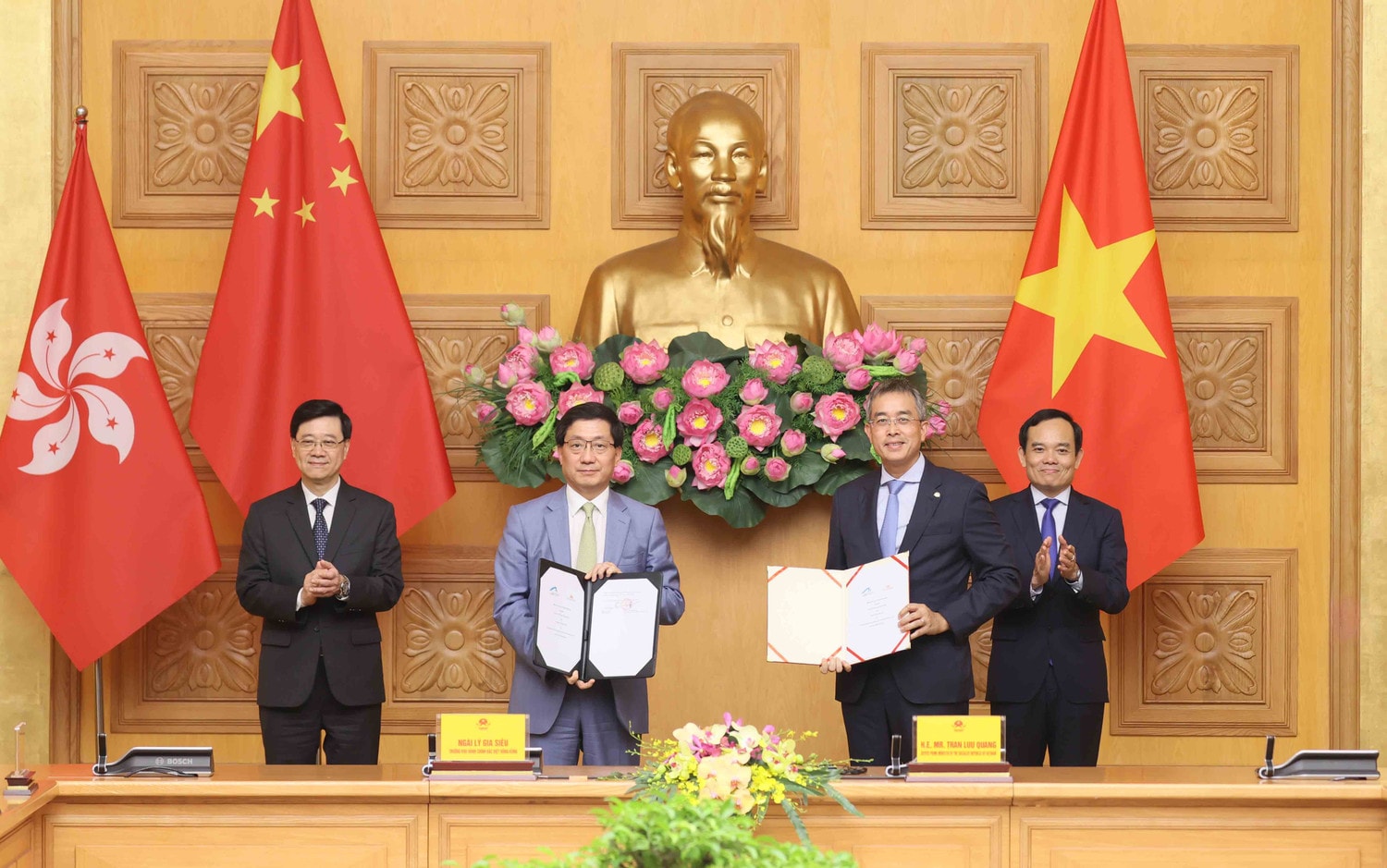 Vietnam Airlines chính thức trao Biên bản ghi nhớ (MoU) về tăng cường hợp tác nhằm kết nối và phát triển hàng không giữa Tổng Công ty Hàng không Việt Nam và Cơ quan quản lý sân bay Hồng Kông (HKIA). Ảnh VNA Vietnam Airlines hợp tác Cơ quan quản lý sân bay Hồng Kông thúc đẩy phát triển hàng không -0