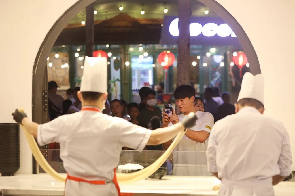 South Korean tourists enjoy the Vui Phết night market in Sunset Town, Phu Quoc. Phu Quoc ranked by Rankify Korea as the most popular destination for Korean tourists -0
