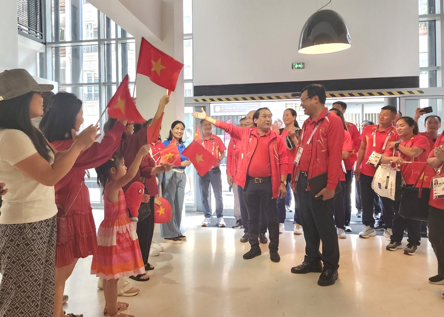 Đoàn Thể thao Việt Nam thăm Trung tâm Văn hóa Việt Nam tại Pháp -0