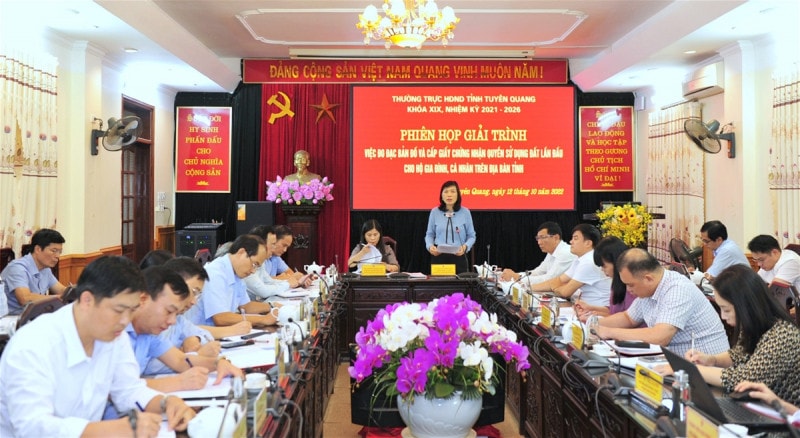Thường trực HĐND tỉnh tổ chức phiên họp nghe giải trình về công tác đo đạc bản đồ và cấp giấy chứng nhận quyền sử dụng đất lần đầu cho hộ gia đình, cá nhân trên địa bàn. Ảnh: T. Phúc
