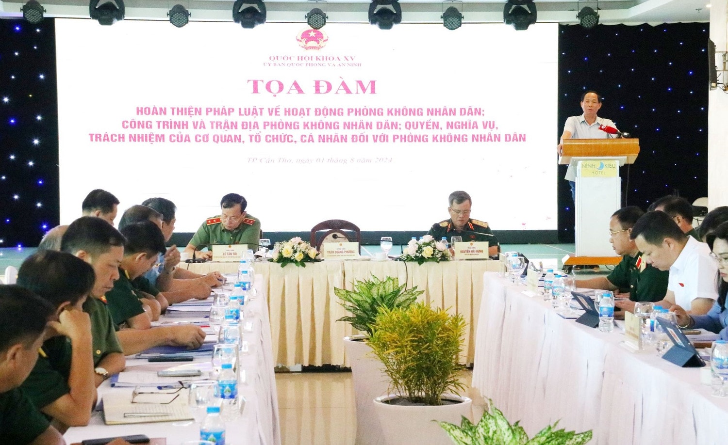 Quang cảnh Tọa đàm Phó Chủ tịch Quốc hội Trần Quang Phương chủ trì tòa đàm hoàn thiện pháp luật về hoạt động Phòng không nhân dân