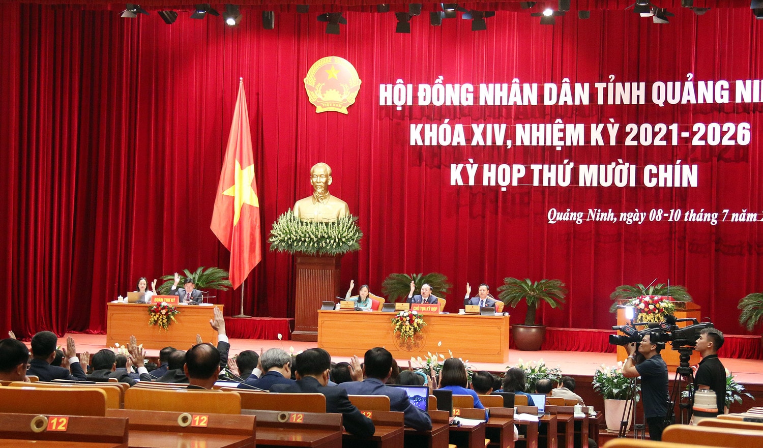 Các đại biểu HĐND tỉnh thông qua nghị quyết tại Kỳ họp thường lệ giữa năm mới đây - ảnh: Tuấn Nguyên