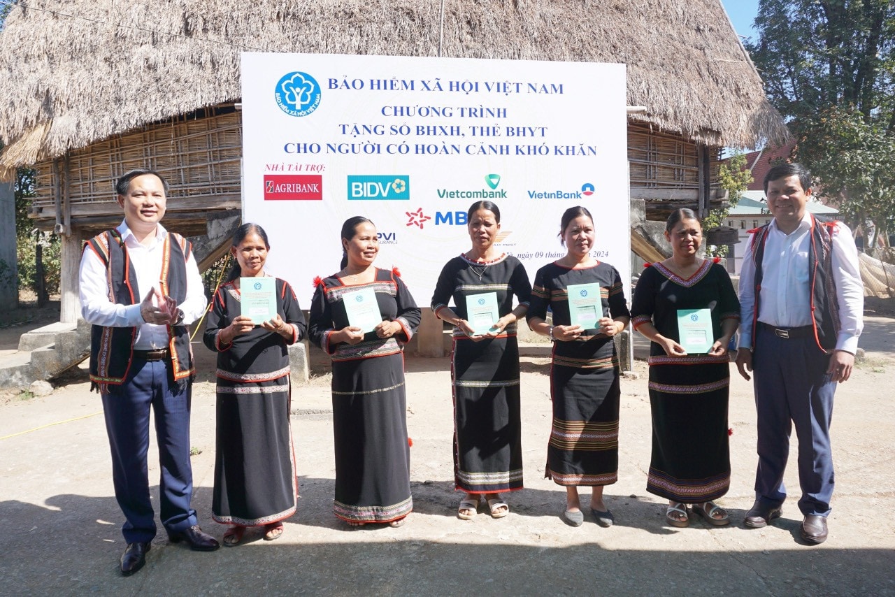 Agribank trao tặng sổ BHXH và thẻ BHYT cho người dân có hoàn cảnh khó khăn trên địa bàn xã Đăk La, huyện Đăk Hà, tỉnh Kon Tum. Ảnh: M. Nguyệt