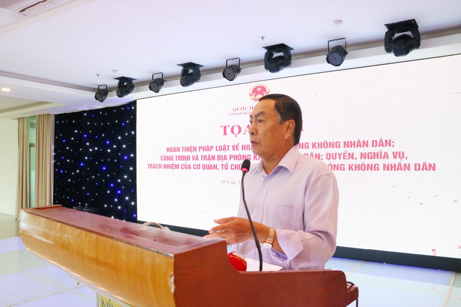 ĐBQH Phạm Văn Hòa (Đồng Tháp) phát biểu Phó Chủ tịch Quốc hội Trần Quang Phương chủ trì tòa đàm hoàn thiện pháp luật về hoạt động Phòng không nhân dân