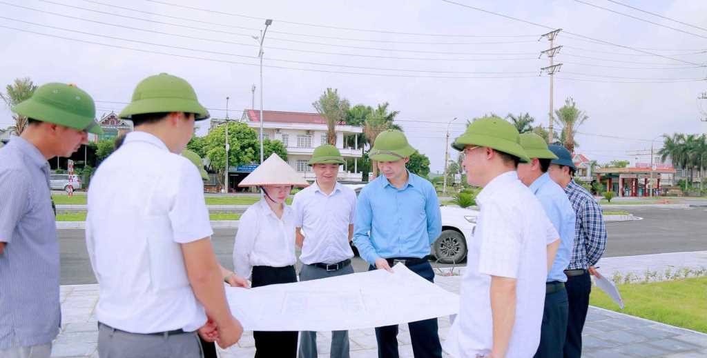 Tổ Đại biểu HĐND tỉnh tại thị xã Đông Triều giám sát việc thực hiện các quy định về xây dựng nhà ở xã hội trên địa bàn. Ảnh: Minh Toàn
