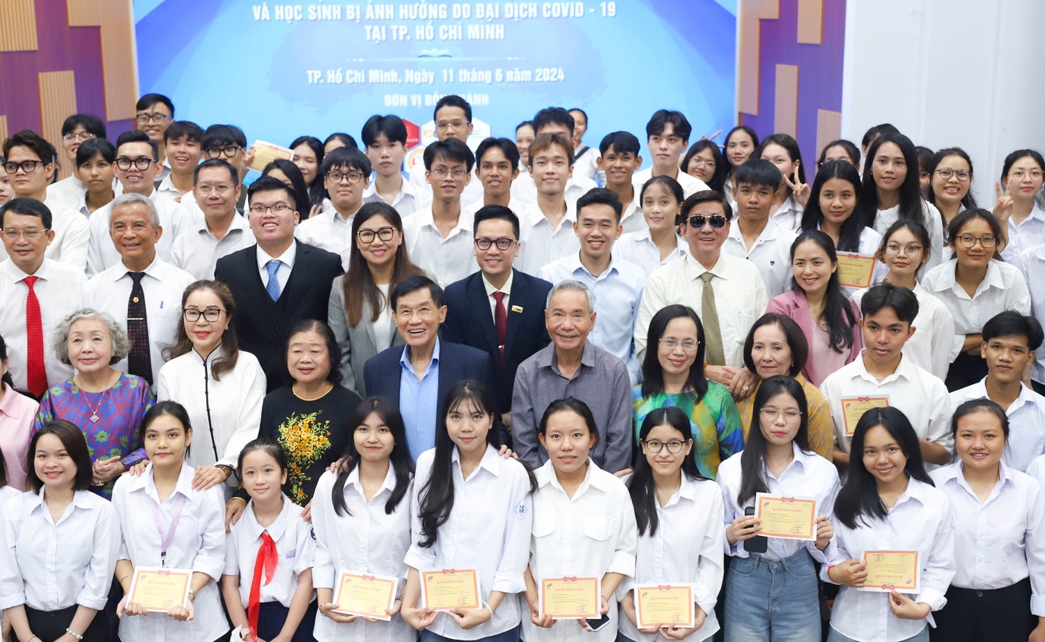 Doanh nhân Johnathan Hạnh Nguyễn trao học bổng tới các em học sinh, sinh viên dân tộc thiểu số, con của cán bộ, chiến sĩ các lực lượng: Hải quân, Cảnh sát biển, Kiểm ngư, Biên phòng. Ảnh: ITN