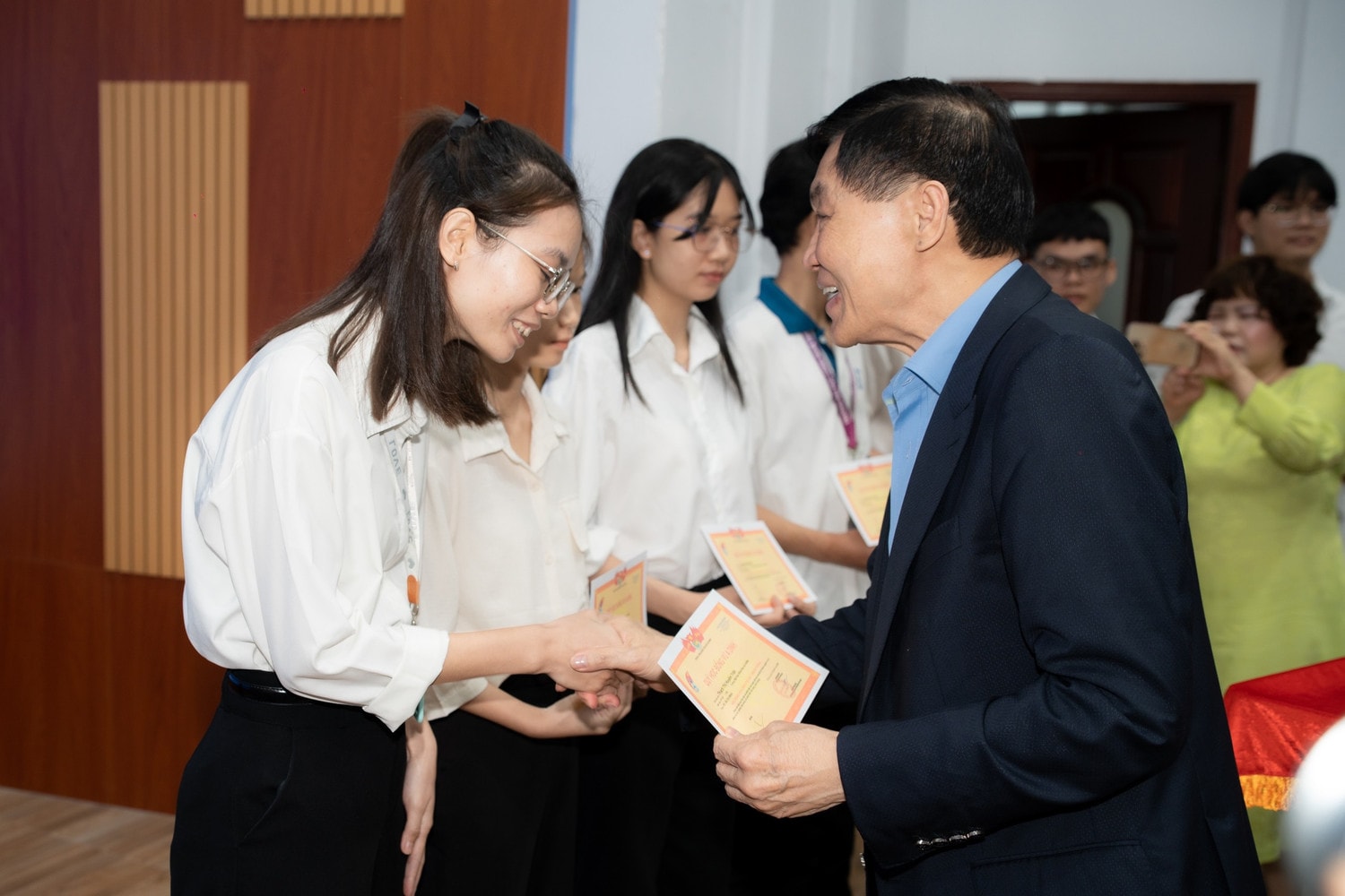 Doanh nhân Johnathan Hạnh Nguyễn trao học bổng Vừ A Dính tới các em sinh viên. Ảnh: ITN