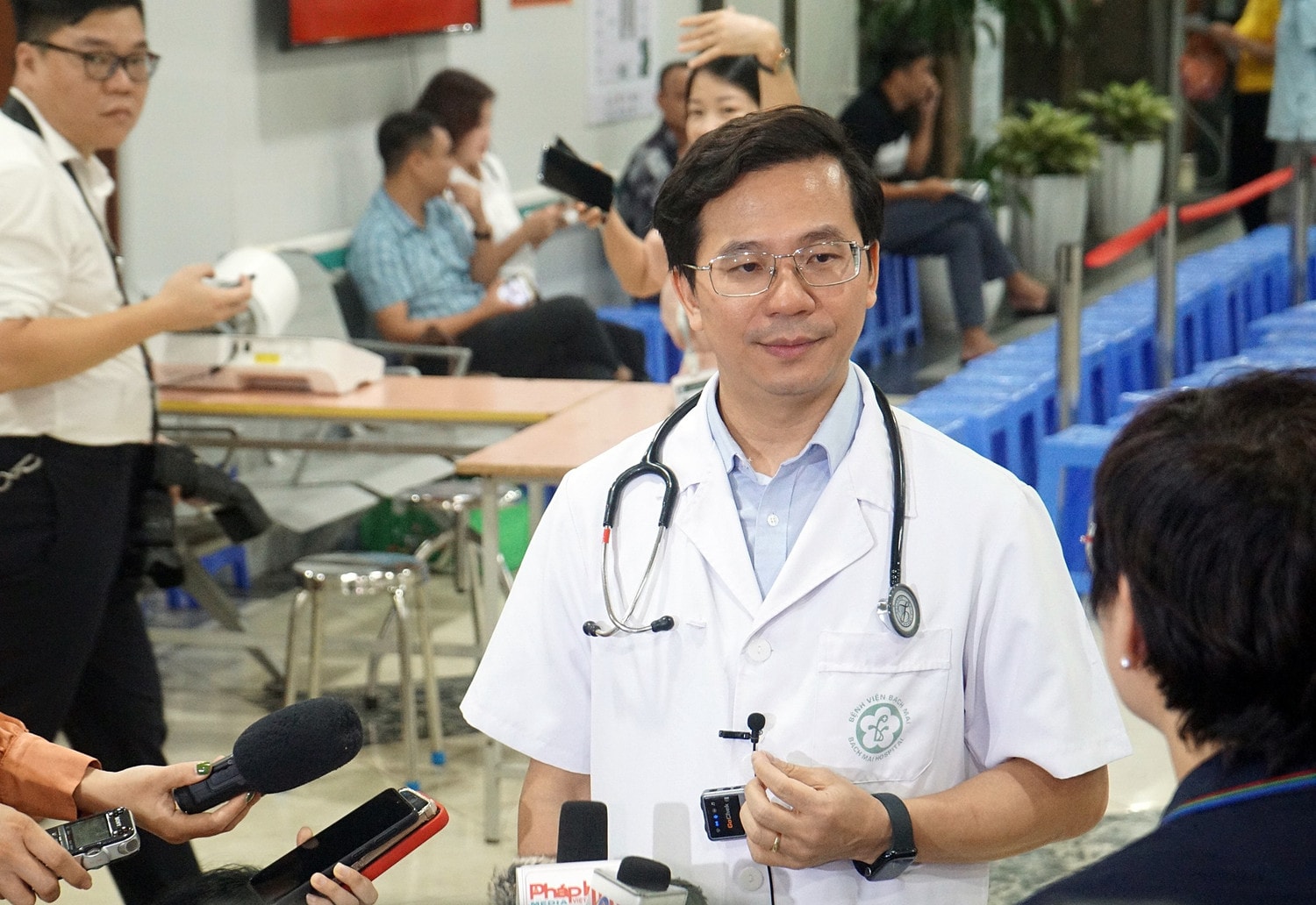 PGS. TS Vũ Văn Giáp Phó Giám đốc Bệnh viện Bạch Mai tham gia khám bệnh trong khung giờ 17h-21h Ban giám đốc Bệnh viên Bạch Mai tham gia khám bệnh trong khung giờ 17h đến 21h -0