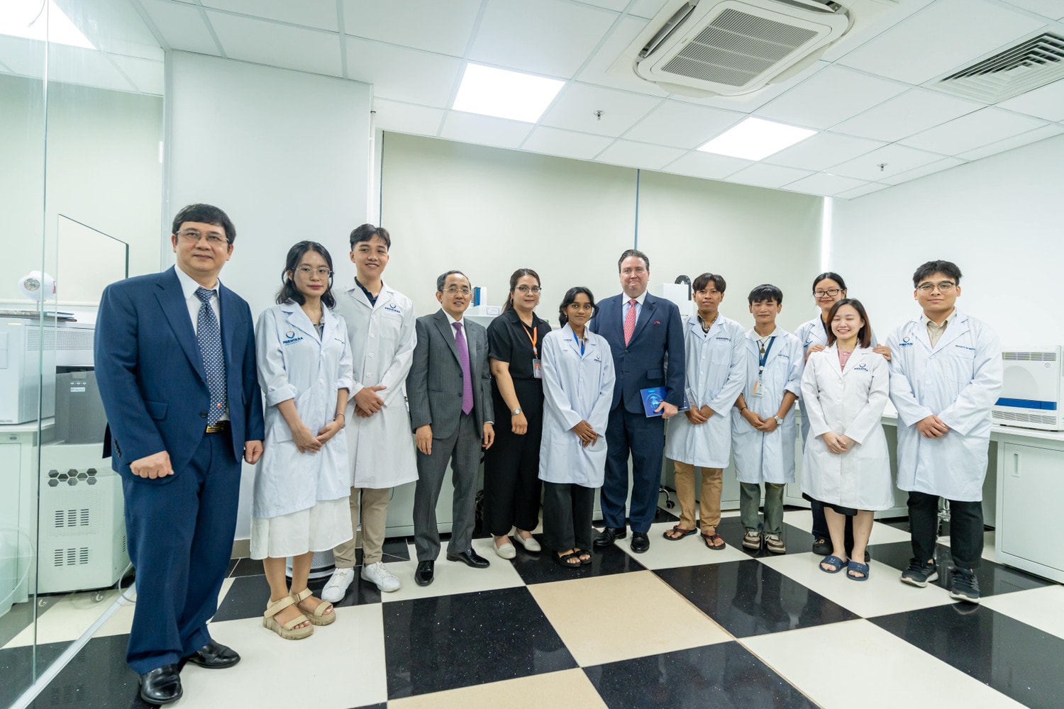 Trường Đại học Phenikaa hướng tới chuẩn mực quốc tế trong đào tạo nhân lực ngành bán dẫn -0
