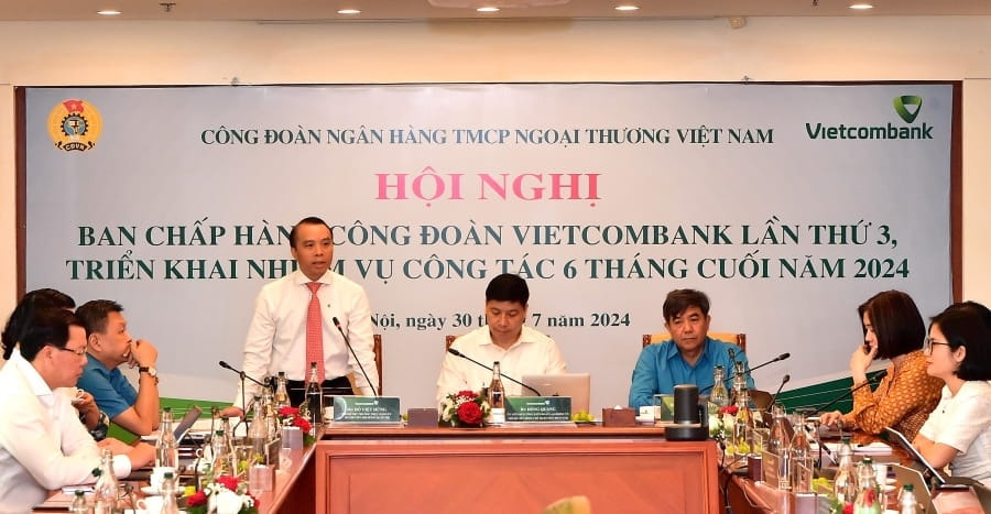 Phó Chủ tịch Công đoàn Ngân hàng Việt Nam Trần Hồng Tuấn phát biểu chỉ đạo tại hội nghị. Ảnh: VCB Công đoàn Vietcombank tổ chức Hội nghị triển khai nhiệm vụ 6 tháng cuối năm 2024 -0