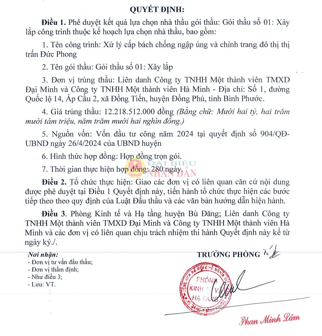 Ông Phan Minh Lâm – Trưởng phòng Kinh tế - Hạ tầng huyện Bù Đăng ký duyệt cho Công ty Đại Minh trúng thầu gói thầu dự án xử lý cấp bách chống ngập úng và chỉnh trang đô thị thị trấn Đức Long