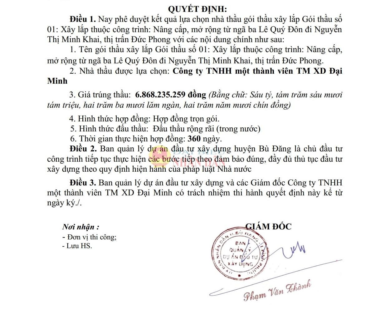 Ông Phạm Văn Thành – Giám đốc Ban QLDA ĐTXD huyện Bù Đăng ký duyệt cho Công ty TNHH MTV TM XD Đại Minh trúng thầu gói thầu dự án nâng cấp, mở rộng từ ngã ba Lê Quý Đôn đi Nguyễn Thị Minh Khai, thị trấn Đức Phong