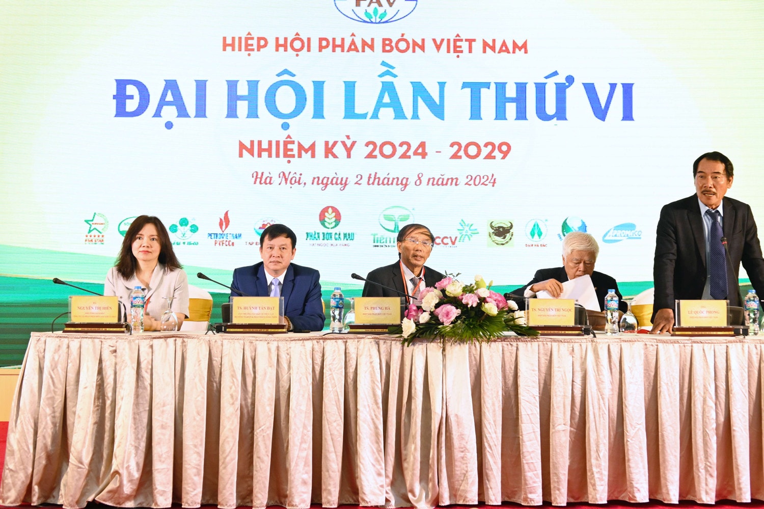 Đoàn chủ tịch điều hành đại hội _ldh4946.jpg -0