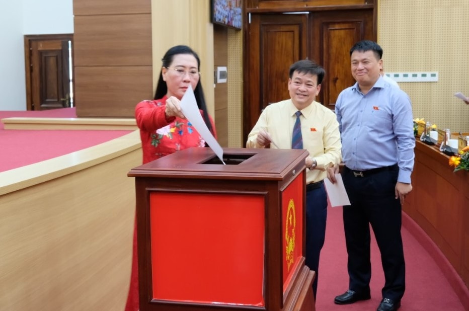100% đại biểu HĐND tỉnh Quảng Ngãi bầu ông Nguyễn Hoàng Giang làm Chủ tịch UBND tỉnh