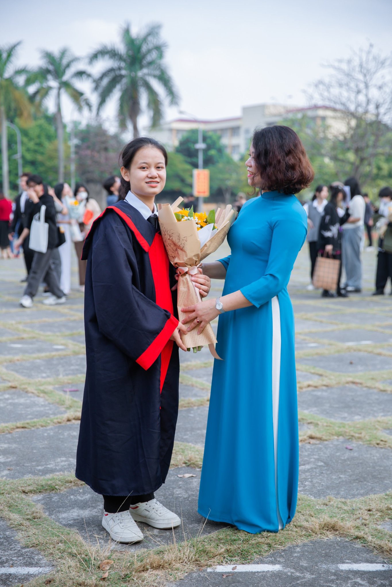 Vân Hà cùng mẹ (Ảnh: NVCC) Thủ khoa đầu vào Trường ĐH Kinh tế Quốc dân đạt SAT 1590 điểm, IELTS 8.5 trong lần thi đầu tiên -0