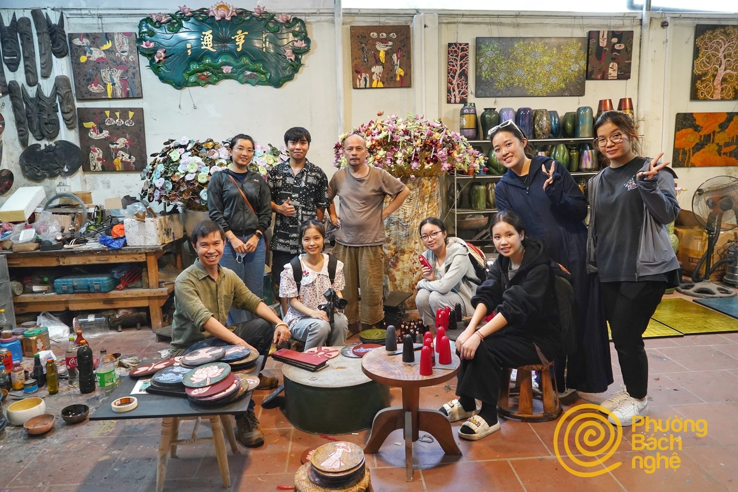 Người trẻ ngày càng có nhiều cách làm mới, sáng tạo để phát triển làng nghề truyền thống. Nguồn: Về làng