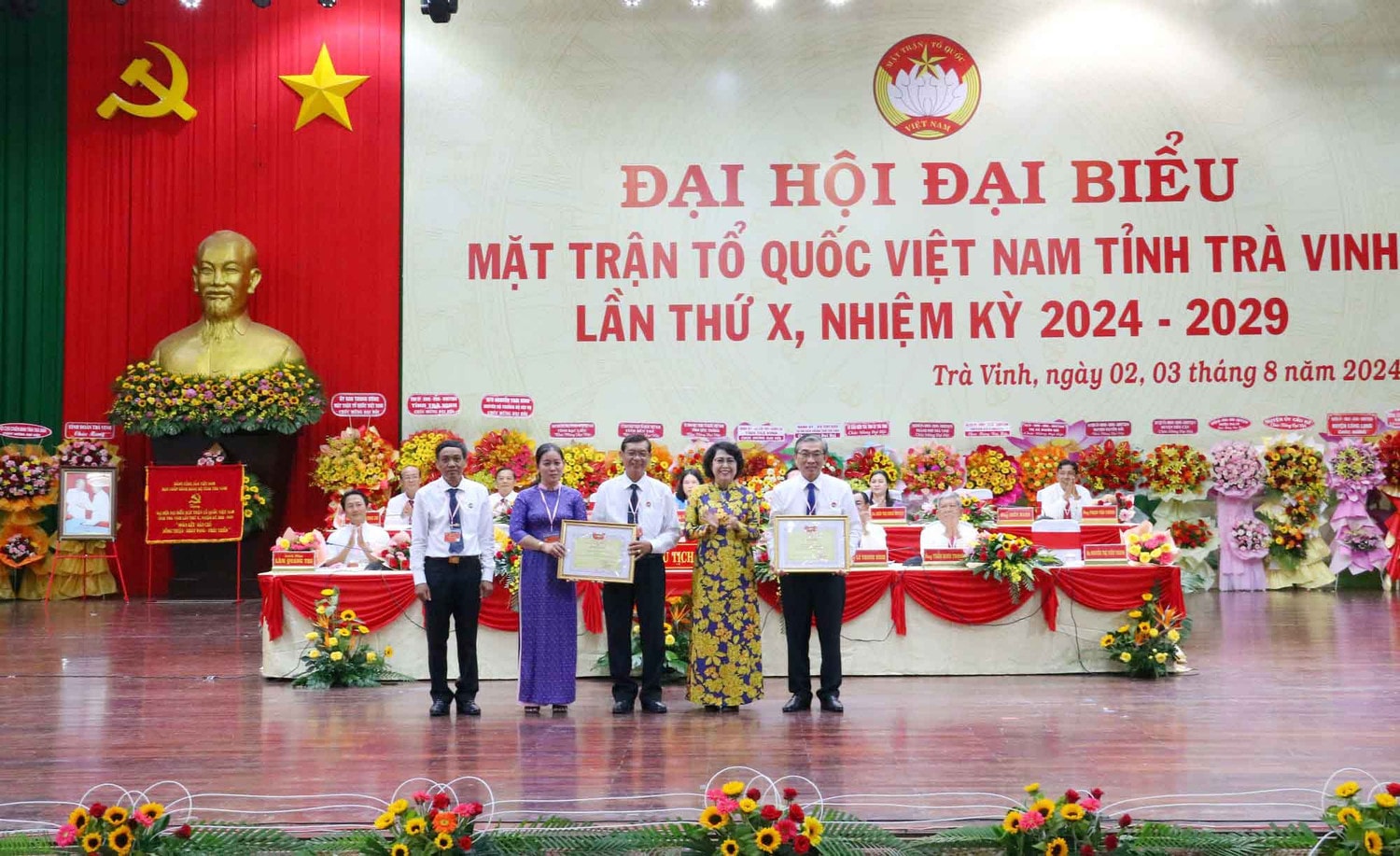 Phó Chủ tịch Ủy ban Trung ương MTTQ Việt Nam Tô Thị Bích Châu tặng bằng khen cho lãnh đạo Ủy ban MTTQ Việt Nam tỉnh Trà Vinh, Khóa IX Phó Chủ tịch UBND tỉnh Trà Vinh được bầu giữ chức Chủ tịch Ủy ban MTTQ Việt Nam tỉnh