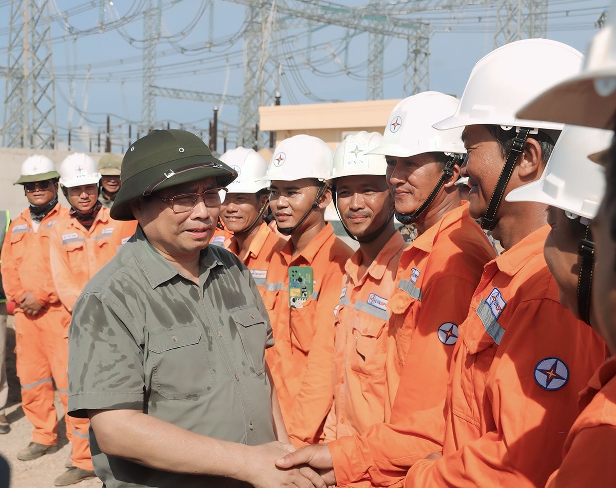 Thủ tướng Chính phủ thăm và động viên lực lượng thi công Dự án đường dây 500kV mạch 3. Ảnh: EVN