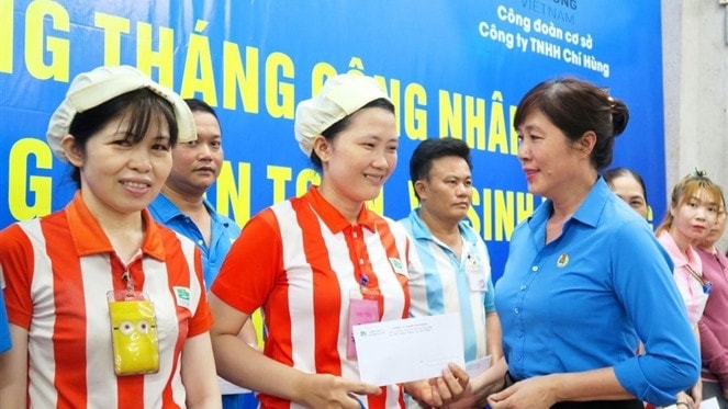 Chủ tịch Công đoàn cơ sở Công ty Trách nhiệm hữu hạn Chí Hùng (Bình Dương) Nguyễn Thị Ngọc Hà tặng quà cho người lao động
