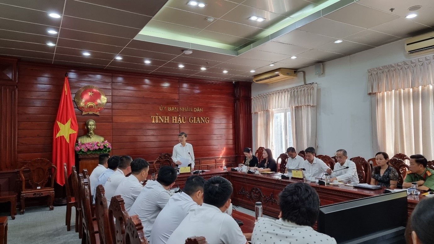Phó Chủ tịch Thường trực UBND tỉnh Hậu Giang Trương Cảnh Tuyên phát biểu chỉ đạo tại buổi làm việc với Đại diện Tập đoàn Hoa Sen, Công ty Truyền thông Bee
