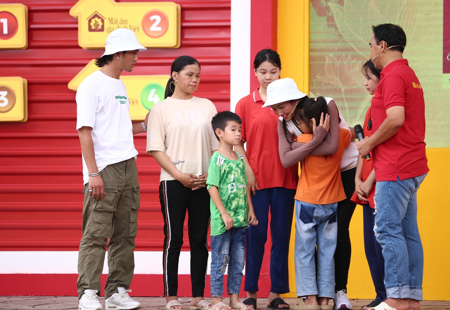 Hoa hậu H’Hen Niê ôm động viên em nhỏ mồ côi trong chương trình Hoa hậu H’Hen Niê ôm động viên em nhỏ mồ côi trong chương trình