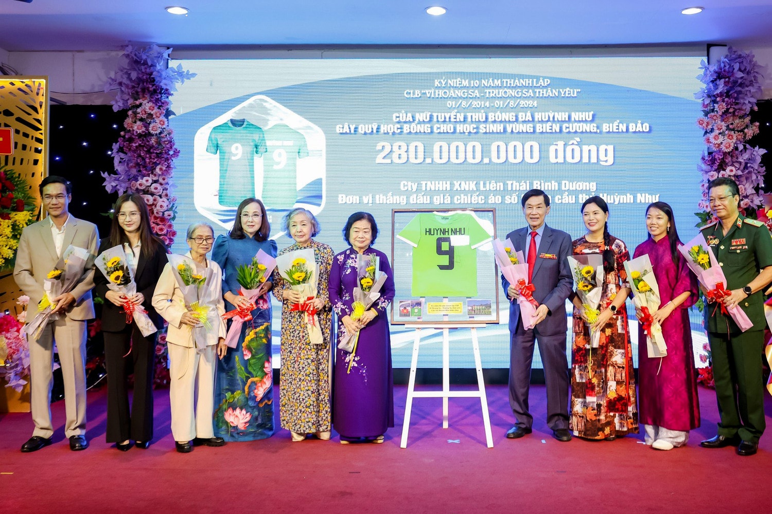 Đấu giá áo thi đấu của nữ cầu thủ Huỳnh Như gây quỹ trao học bổng Hành trình 10 năm vì Hoàng Sa-Trường Sa thân yêu -0