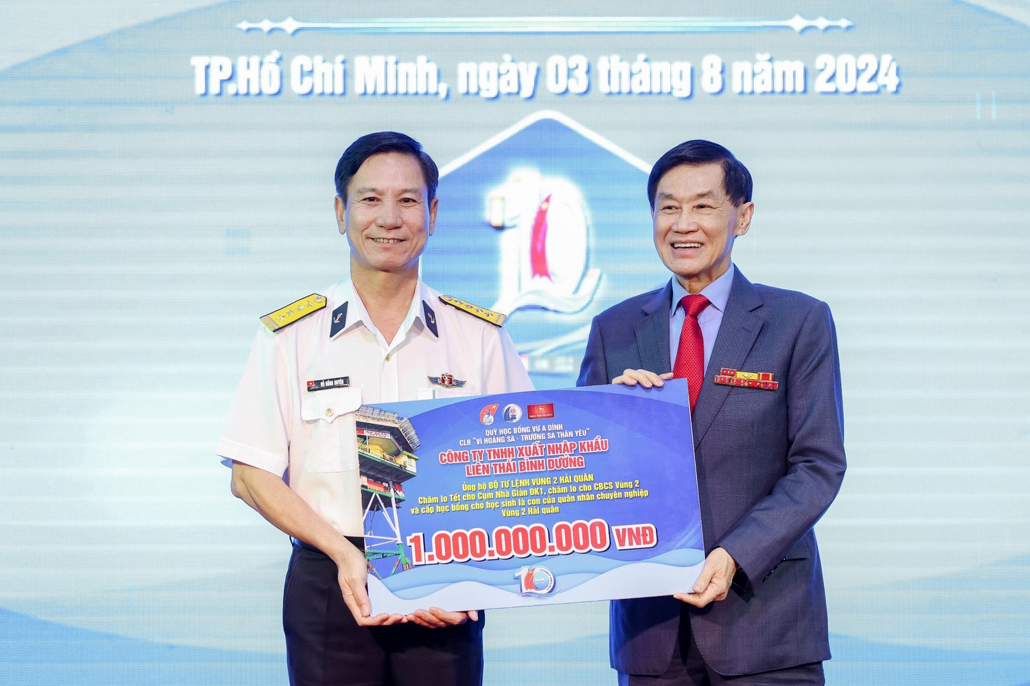 Doanh nhân Johnathan Hạnh Nguyễn luôn đồng hành cùng cán bộ, chiến sĩ và bà con ngư dân đang bám biển, bảo vệ biển đảo quê hương Hành trình 10 năm vì Hoàng Sa-Trường Sa thân yêu -0